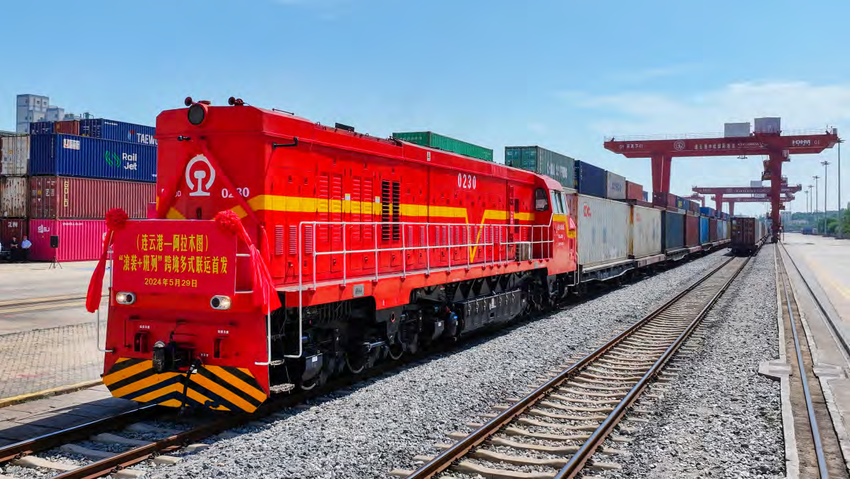 連云港—阿拉木圖“滾裝+班列”跨境多式聯運專列從中哈(連云港)物流合作基地首發 王健民攝.png