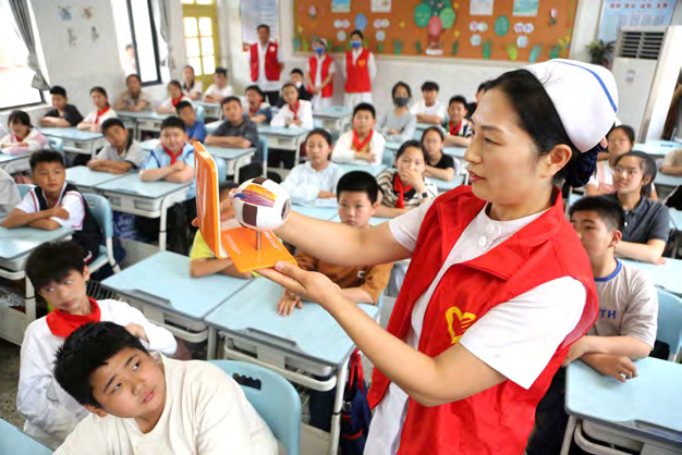 市東方醫(yī)院在連云區(qū)院前小學(xué)開(kāi)展“關(guān)注眼健康迎接愛(ài)眼日”活動(dòng) 王春攝.png