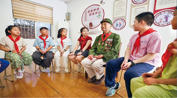 紅領巾遇上軍功章 童心筑夢敬軍魂.jpg