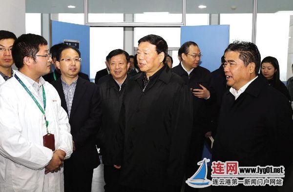 省委書記婁勤儉與我市企業研發人員交流。 記者 王振 攝